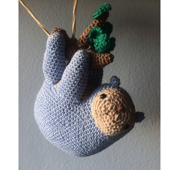 Das Faultier Finn aus Tierisch süße Häkelfreunde (Band 6, Meteorbooks) von Designerin Irene Strange hat viel Spaß gemacht zu Häkeln. Die große helle Fläche stellte sich dabei als eine unerwartete Herausforderung heraus, da es sehr schwierig war ein ebenmässiges Bild zu erreichen. Ich würde es aber immer wieder machen, denn es ist das süßeste Faultier, das ich bisher für mich entdecken durfte.