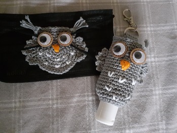 Maskenhalter und Taschenbaumler für Desinfektionsflasche