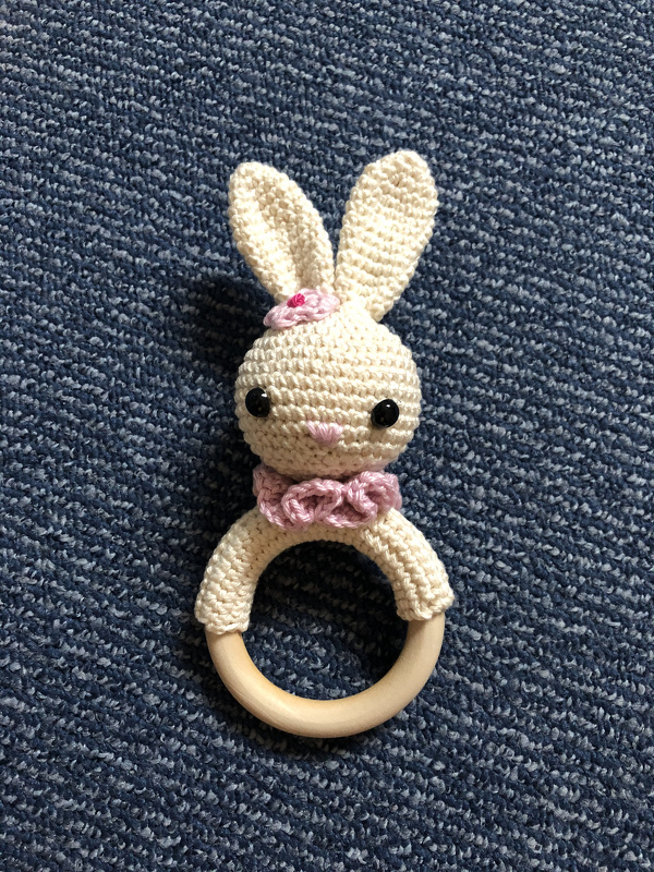 Häkelanleitung Babyrassel Hase"Gehopse"