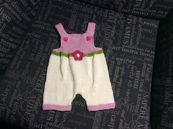 Meine Enkeltochter kommt im Sommer zu Welt ………… das ist ihre erste Sommerhose🙂
Gut geschriebene Anleitung , einfach und verständlich geschrieben👍 Mit dem Ergebnis bin ich super zufrieden😍