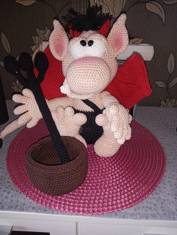 https://www.crazypatterns.net/de/items/60165/haekelanleitung-teufelchen
War super erklärt fand ihn so toll mußte ich habe n