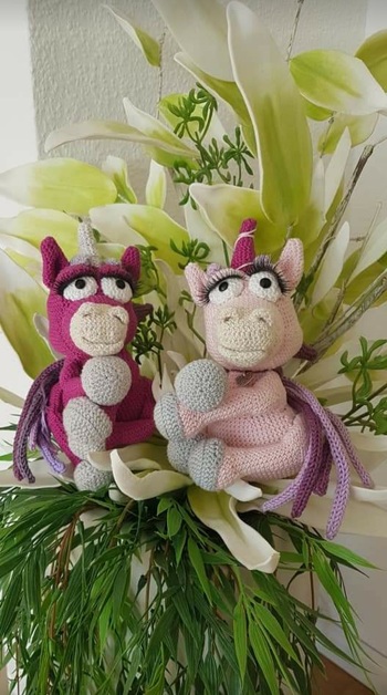 Dann habe ich die 2 Einhörner noch gemacht https://www.crazypatterns.net/de/items/40444/haekelanleitung-bella-das-popo-einhorn