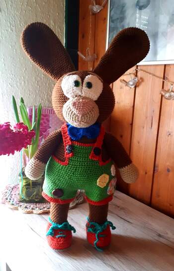 Eine sehr schöne, gut erklärte Anleitung mit tollem Ergebnis (moni7147)
https://www.crazypatterns.net/de/items/48493/haekelanleitung-hase-willi-witzig