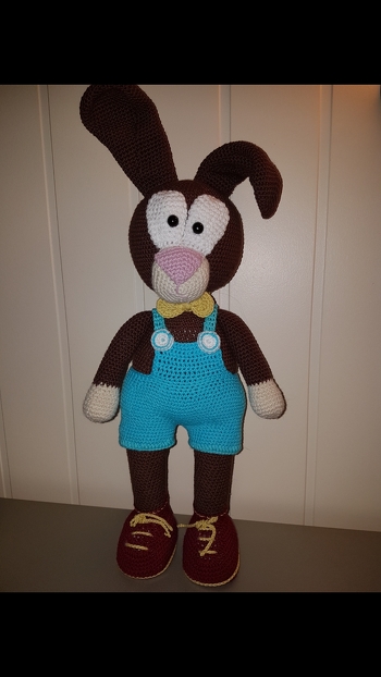 Tolle Anleitung
https://www.crazypatterns.net/de/items/48493/haekelanleitung-hase-willi-witzig