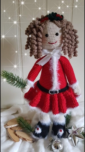 Eine gut verständliche Anleitung
https://www.crazypatterns.net/de/items/56171/haekelanleitung-miss-santa