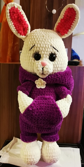 Hat super geklappt und echt Spaß gemacht, danke für die tolle Anleitung.
Der Hase ist mit Chenillewolle gehäkelt und hat ne Größe von 55 cm.