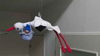 Tolle Vorlage, war nicht ganz einfach zu häkeln, besonders die Füße sind eine ziemliche Friemelei. Hat sich aber gelohnt, der Storch wurde begeistert aufgenommen zur Geburt meines Großneffens.