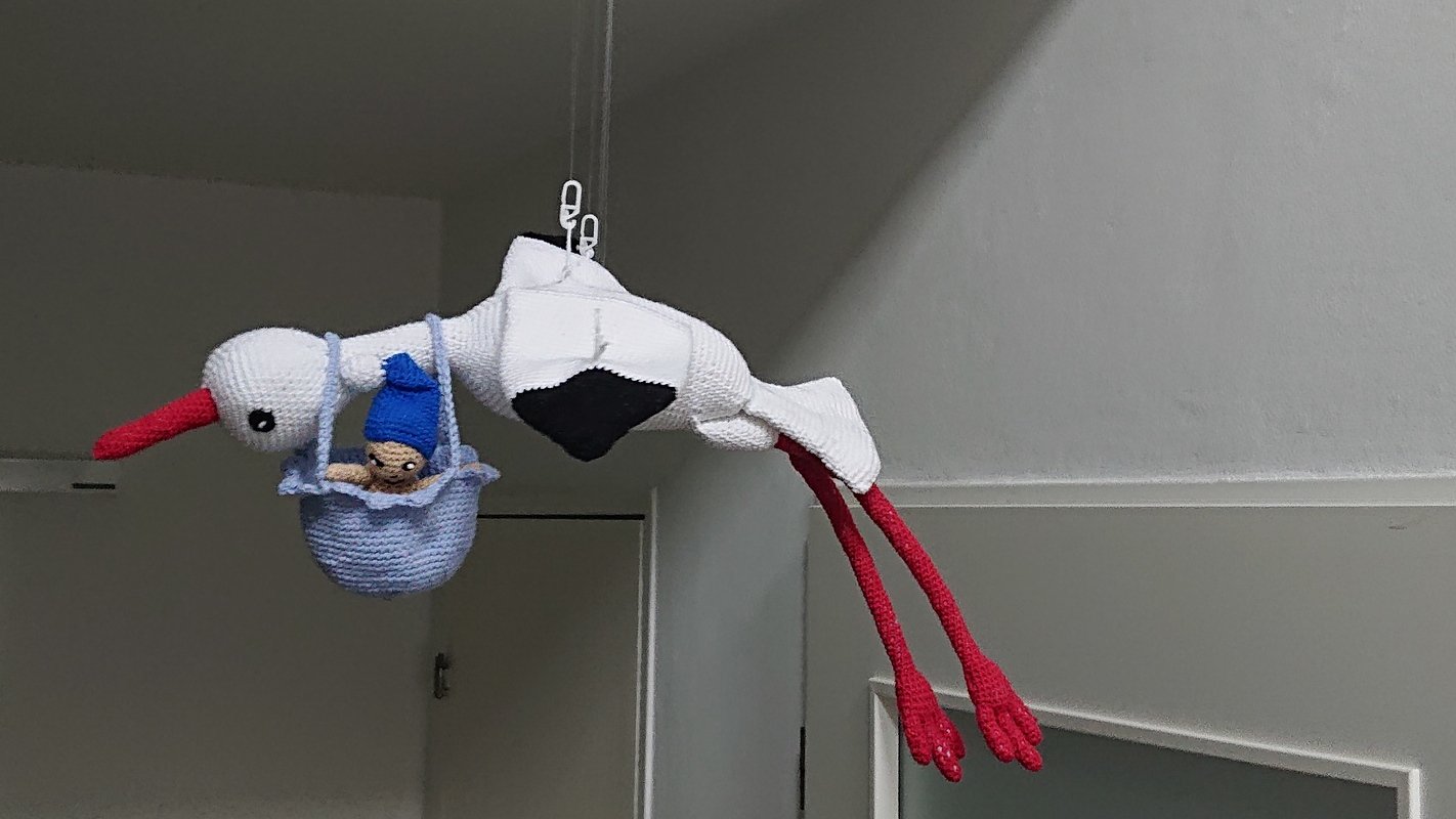 Storch mit Baby im Körbchen- Häkelanleitung Amigurumi von Wolldiamant