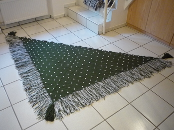 Die weißen Bommel sind alle einzeln nach Fertigstellung eingeknotet worden.
Beim Häkeln könnte man das ja mit Büschelmaschen machen aber dann müßte der weiße
Faden immer mitgezogen werden und beim Stricken??
Na jedenfalls hatte ich keine Ahnung wie ich das sonst hinbekomme und so habe ich gegen
den Grundsatz 