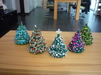 Das Häkeln der Bäumchen ist etwas mühsam aber ich finde daß es süß ausschaut.
Schmücken kann es ja jeder wie gewünscht, das sorgt nochmal für Kreativität ;-)
Es wird erstmal der Kegel gehäkelt, dieser mit Bastelwolle ausgestopft und dann
rundherum spiralförming die 