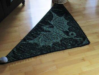 Zählen, Zählen, Zählen..... aber trotzdem hat es mir absolut viel Spaß gemacht. Dank der ausführlichen Anleitung hat es super geklappt und war sehr einfach nachzuarbeiten.
Das Ergebnis ist toll geworden. Ich habe allerdings festgestellt zum Tragen ist die Rückseite besser geeignet da das Motiv besser zu sehen ist.
Dies ist die Vorderseite.