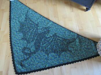 Hier kommt noch die Rückseite von dem Tuch, da sieht man das Motiv auch bei frontaler Ansicht.