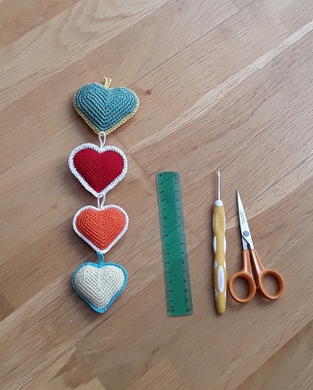 Ein paar kleine Herzen fuer zwischendurch gehaekelt (nach einer kostenlosen  engl AL)
Einmal die Vorderseite