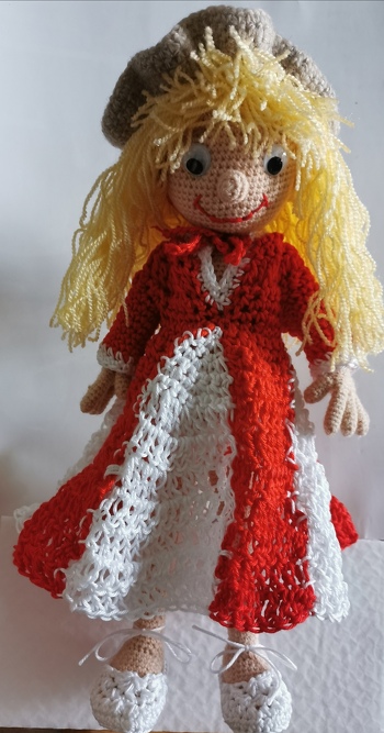 Die Puppe habe ich für meine Enkelin zum Geburtstag gehäkelt. Sie hat auch lange blonde Haare und genau so ein Kleid und Hut.