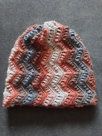 Danke für diese tolle Anleitung. Ich hab für die Beanie ein Farbverlaufsgarn genommen. War zunächst unsicher, ob das klappt, aber die Neugier hat gesiegt und ich bin mit dem Ergebnis sehr zufrieden.