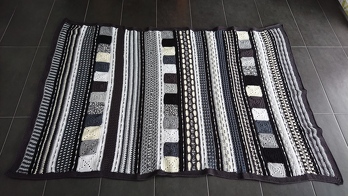 Deckenmuster von Hooked on Sunshine, A little help from my friends.
Ist schon meine zweite. Farben kann man toll auf den zu Beschenkenden abstimmen. Ich finde das Muster passt für alle Sorten Menschen von jung bis alt (m/w/d) und es macht total Spass die Farben auszusuchen und dann zu häkeln.