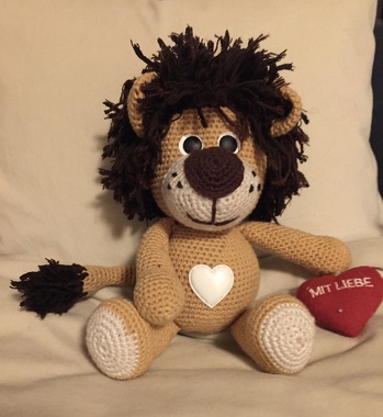 Für einen kleinen Löwen Fan. Die Anleitung war eigentlich für einen Teddy, aber mit ein paar Änderungen ist es ein Löwe geworden.