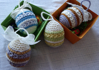 Die Blümchen-Eier von sarahkueken sind schnell gehäkelt und machen süchtig !