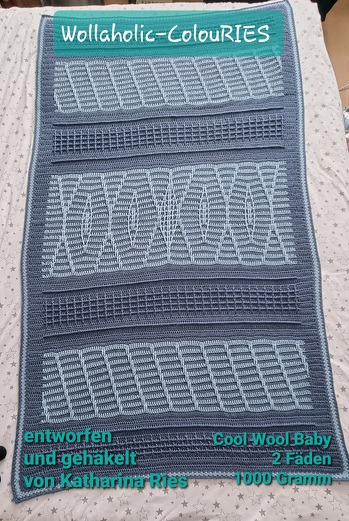 Diese Decke ist eins meiner Meisterstücke. Ich liebe sie. Und der kleine Falk wird sie auch lieben. Sie misst 100 cm x 150 cm. Mein Freund wollte sie gar nicht hergeben. Nun möchte er auch eine. Das Muster habe ich selbst entworfen und besteht aus Luftmaschen, festen Maschen, halben Stäbchen, Stäbchen und doppelten Reliefstäbchen.