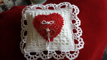 Meine Physiotherapeutin heiratet Ende Mai traditionell kirchlich und standesamtlich. Als kleines Dankeschön für weniger Schmerzen durch ihre Behandlung habe ich dieses Trauring-kissen gearbeitet. Ich hoffe es kommt an.