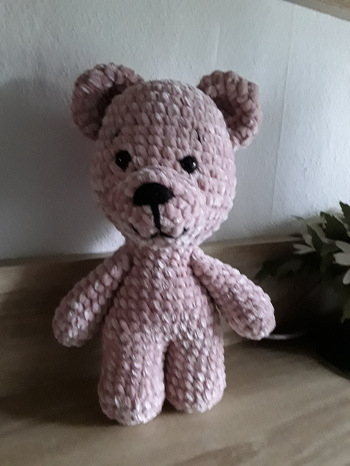 Das ist mein Crazy Teddy und ich bin begeistert,  er ist so kuschlig und nicht schwer zu häkeln