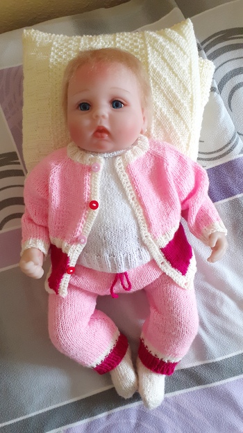 Neuer Tag neues Outfit. Das ist eine Kreation aus einer alten Puppenzeitschrift.