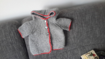 Erstmal nur probegestrickt mit kurzem Arm , weil die Wolle nicht mehr reichte. Vielleicht passt sie einer Puppe.