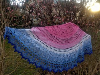 Die zarte Lana von joGa häkelt aus dem 4 fädigen Bobbel von Rennratterl mit dem Namen Grundlseer Dirndl