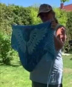 Es war faszinierend zu sehen wie die Flügel entstehen. Die Anleitung ist sehr gut geschrieben. Es war mein erstes Tuch in dieser Art!