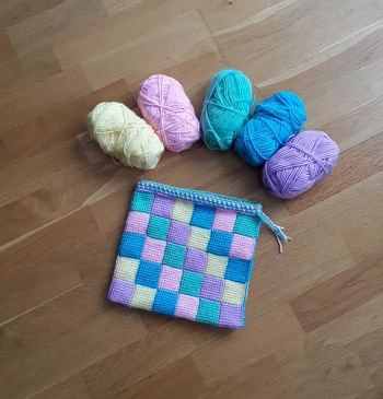 Es wird eine Tasche. Nur noch die Wahl der Henkel