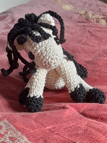 Dieses Pferdchen habe ich nach einer Anleitung aus dem Blog gehäkelt. Statt Chenille habe ich Garn 125m/50g benutzt. Dadurch ist es weniger kuschelig und ein wenig 