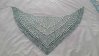 Este chal  EDLOTHIA está hecho con un patrón de Jasmin...Morben. me ayuda mucho que vengan graficos en los patrones ya que el idioma no es el mío muchas gracias por las explicaciones