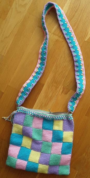 Tunesisch gehaekelte Tasche ist jetzt fertig. Henkel ist angenaeht mit Schluesselringen, und mit RV