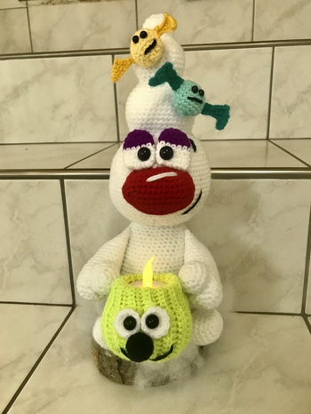 Dieser süsse Geist wurde von mir nach einer Anleitung von Diana Barthelmess gehäkelt
Ich finde, er ist ganz gut gelungen.