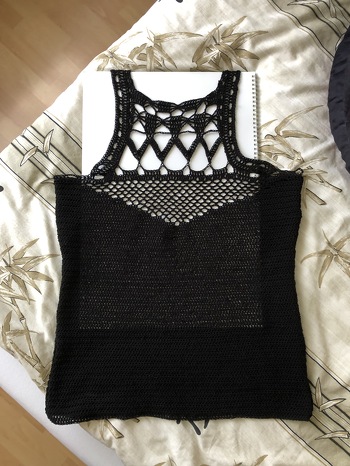 Ein interessantes Muster im Vorderteil macht es besonders. Der Rest sind einfach nur halbe Stäbchen.
Material ist Cotton Cablee