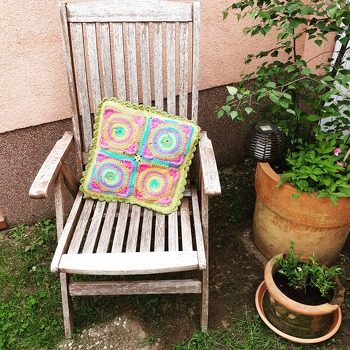 Kissen Bjuti, nach Anleitung von Petra Perle - finde sehr gut, dass man Petra anschreiben kann, wenn man Fragen hat und dass sie immer am gleichen Tag antwortet. Super! Habe allerdings Wolle nachbestellen müsse; also grün und pink hatte nicht gereicht. Gelb hätte auch nicht gereicht; hab aber dann beschlossen, den schönen Rand am Ende in grün zu häkeln. Hat Spaß gemacht und ist - wie ich finde - sehr hübsch geworden