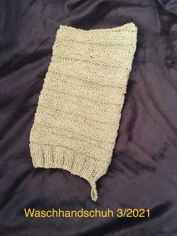 Ein Waschhandschuh, der teure Peeling-Produkte unter der Dusche spart. Mit einem Nadelspiel schnell gestrickt 😉 Eignet sich prima als Mitbringsel-Geschenk zum Kaffeeklatsch z.B.