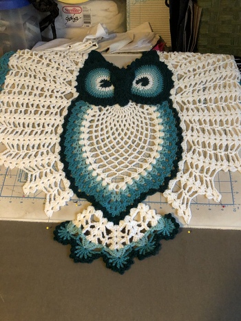 Petra Perle’s Eulentuch Hedwig. What an awesome pattern to work on.
This is the blocking of center part of the shawl, so does not show the entire wing extent.