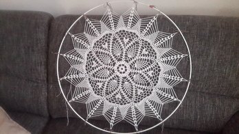 Mein Mandala, 60 cm gross und fast fertig. Nur noch in den Ring häkeln.