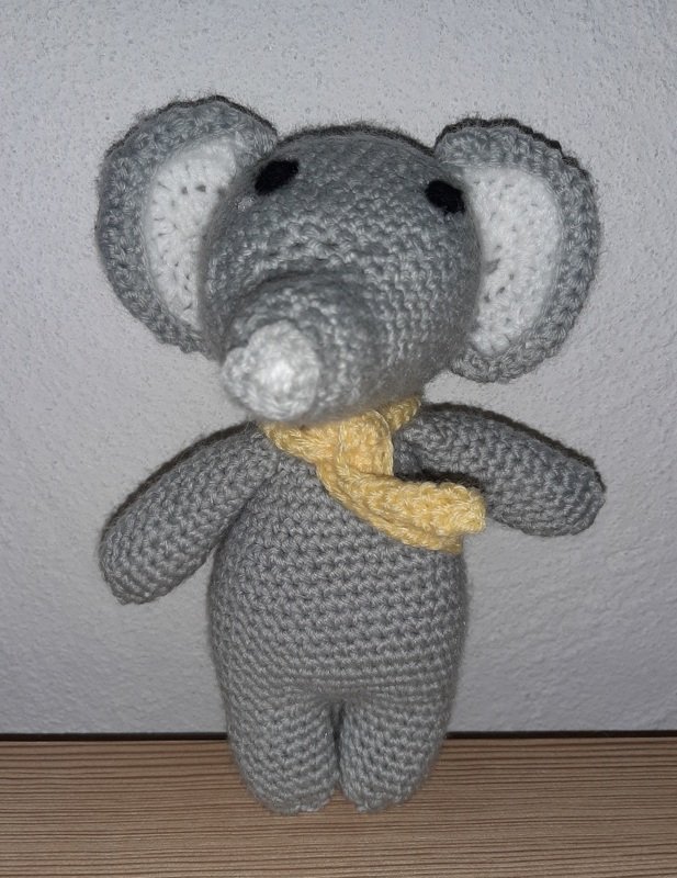 Kleiner Elefant mit Fliege