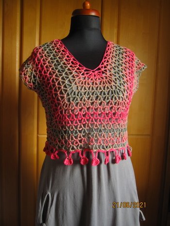 Habe das Top ohne die Blumen gehäkelt da ich noch einen Rest Farbverlaufsgarn hatte und es hat gereicht.Das Top passt jetzt perfekt zu dem Olivfarbenen Kleid