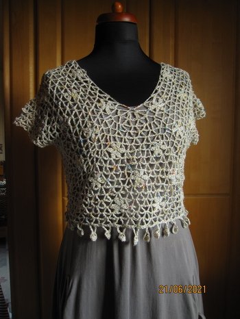 Es hat sehr viel Spass gemacht das Top zu Häkeln und so wurde ein drittes gemacht aus Leinenmischgarn.
Die Anleitung ist perfekt und dürfte auch Anfängern keine Schwierigkeiten machen.Und wenn doch,Stefanie antwortet dir schnell und hilft dir bei Problemen.