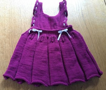 Super tolle Anleitung. Habe 2 Maschen mehr aufgenommen und konnte auf der Rundstricknadel stricken. Dadurch keine Naht.