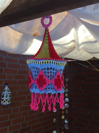 So, fertig. Die Anleitung war gut verständlich. Daran liegt es nicht. Die Proportionen des Hütchens passen bei meinem Lampion nicht so ganz zu dem unteren Teil. Das Netz ist enger als die Stäbchen für die Schallplatte. Aber es sieht sehr hübsch aus.