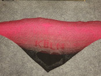 Ein Kölner Skyline Tuch gehäkelt....es hat eine Breite von 2.90 m, habe zwei Bobbel dafür gebraucht....ich muss mal ein besseres Bild machen