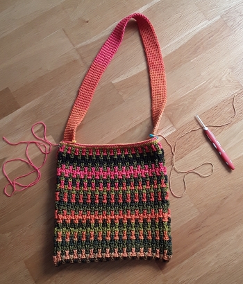 Meine Tasche ist fast fertig. Nur noch die Henkel annaehen