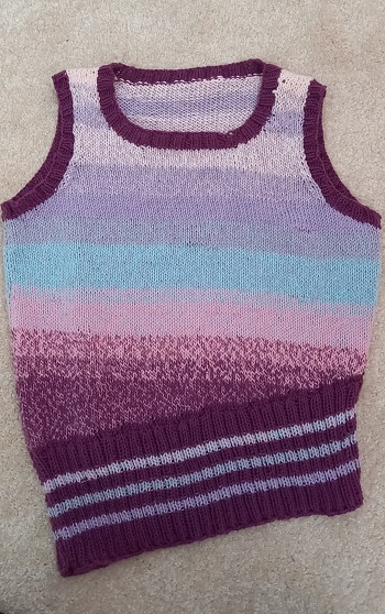 Die Anleitung für dieses Top in Gr. 116 habe ich bei Katia gefunden. Die Wolle habe ich bei Hobbii bestellt ... es handelt sich um Twister und Twister Solid. Das Garn ergiebt ein schönes Maschenbild und eignet sich sehr gut für Sommerkleidung.