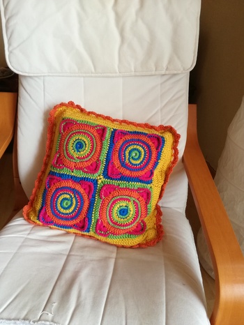 Mein Kissen ist ja sowas von schön geworden! Vielen Dank für die tolle Anleitung, Petra Perle!
Ich musste ein paar Runden dran hängen, sonst hätte es nicht für mein 40er Kissen gepasst; offenbar häkle ich doch ziemlich fest.