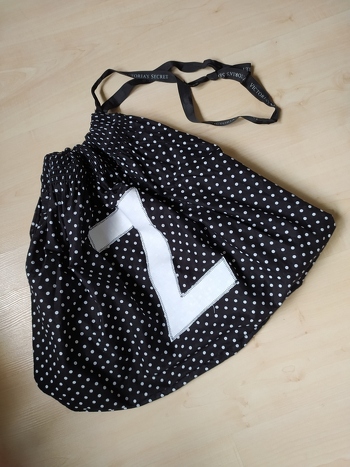 Heute gab es ein Upcycling. Aus einem Rock wurde ein Geschenkbeutel.
Ich verwende gerne solche Beutel um Verpackungsmaterial zu sparen.