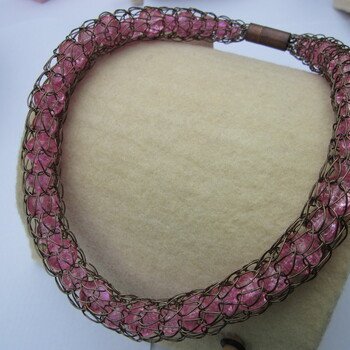 Viking knit
handgestrickter Schlauch aus lackiertem Kupferdraht, gefüllt mit rosa Glascrashperlen
